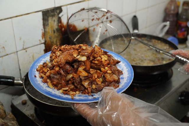 Ngan cháy tỏi hàng Lược, nơi món ăn nổi tiếng ra đời bởi bà mẹ nội trợ - Ảnh 1. Ngan cháy tỏi hàng Lược, nơi món ăn nổi tiếng ra đời bởi bà mẹ nội trợ - Ảnh 1.