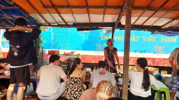 Về Đà Nẵng ghé quán bún hơn 30 năm bên đường tàu, giá rẻ bất ngờ - Ảnh 1. Về Đà Nẵng ghé quán bún hơn 30 năm bên đường tàu, giá rẻ bất ngờ - Ảnh 1.