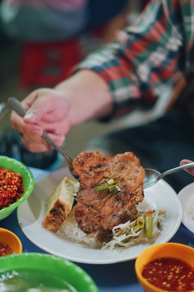 Nửa đêm thèm cơm tấm Sài Gòn thì biết chạy đi đâu để no bụng? - Ảnh 2. Nửa đêm thèm cơm tấm Sài Gòn thì biết chạy đi đâu để no bụng? - Ảnh 2.
