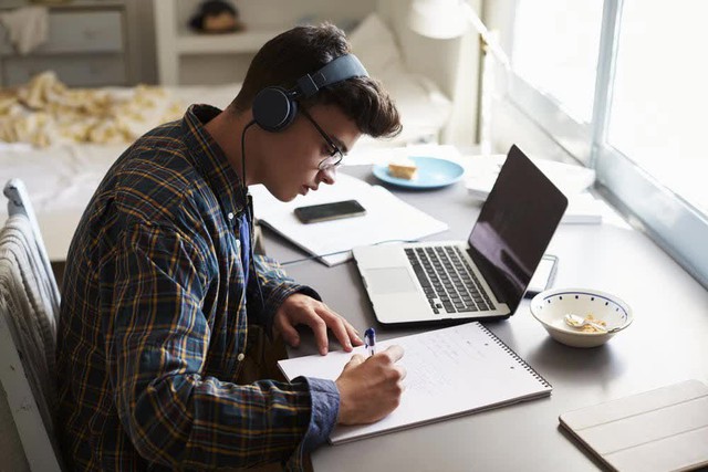 Thường xuyên vừa làm việc vừa nghe nhạc có tốt không? Câu trả lời gây bất ngờ từ chuyên gia sức khoẻ - Ảnh 1. Thường xuyên vừa làm việc vừa nghe nhạc có tốt không? Câu trả lời gây bất ngờ từ chuyên gia sức khoẻ - Ảnh 1.