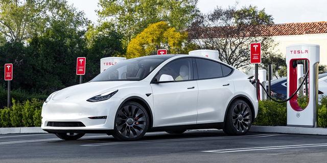 Tesla tiếp tục thống trị thị trường xe điện Mỹ, khoảng cách đang bị các đối thủ thu hẹp dần - Ảnh 1. Tesla tiếp tục thống trị thị trường xe điện Mỹ, khoảng cách đang bị các đối thủ thu hẹp dần - Ảnh 1.