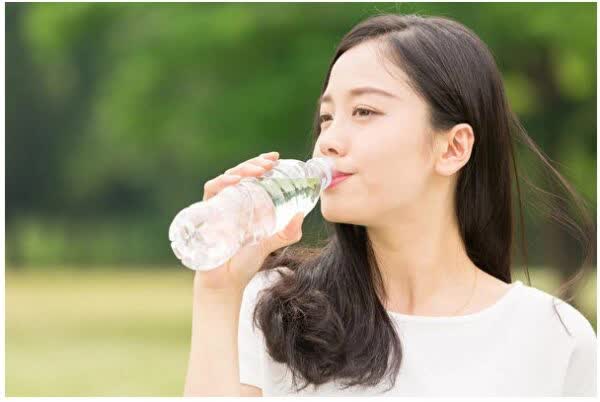 7 mẹo uống nước giúp giải độc và chăm sóc sức khỏe cực đơn giản nhưng ít ai làm được - Ảnh 1. 7 mẹo uống nước giúp giải độc và chăm sóc sức khỏe cực đơn giản nhưng ít ai làm được - Ảnh 1.