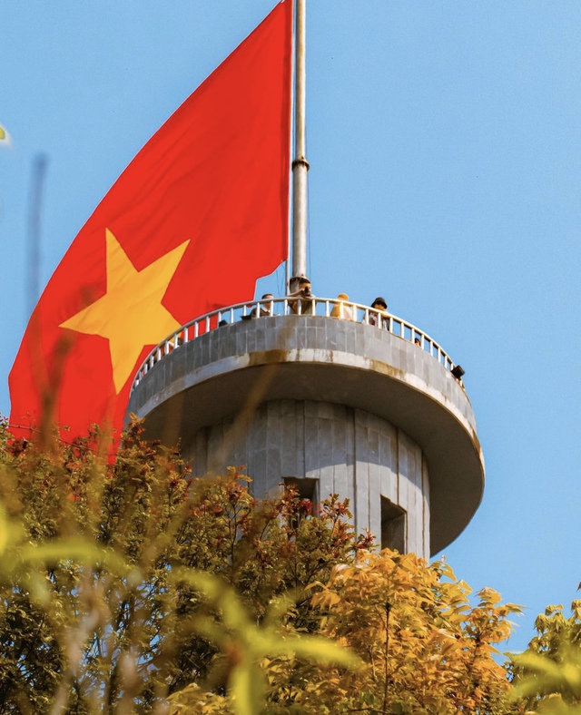Cột cờ Lũng Cú ngày cuối tuần: Du khách đông nghịt, kiên nhẫn chờ để có những bức ảnh để đời - Ảnh 1. Cột cờ Lũng Cú ngày cuối tuần: Du khách đông nghịt, kiên nhẫn chờ để có những bức ảnh để đời - Ảnh 1.