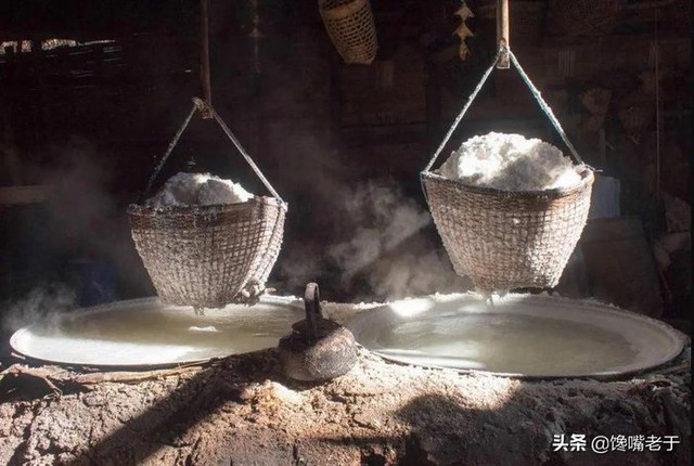 Muối biển và muối tinh có sự khác biệt lớn, đừng chọn sai kẻo ảnh hưởng đến sức khỏe - Ảnh 1. Muối biển và muối tinh có sự khác biệt lớn, đừng chọn sai kẻo ảnh hưởng đến sức khỏe - Ảnh 1.