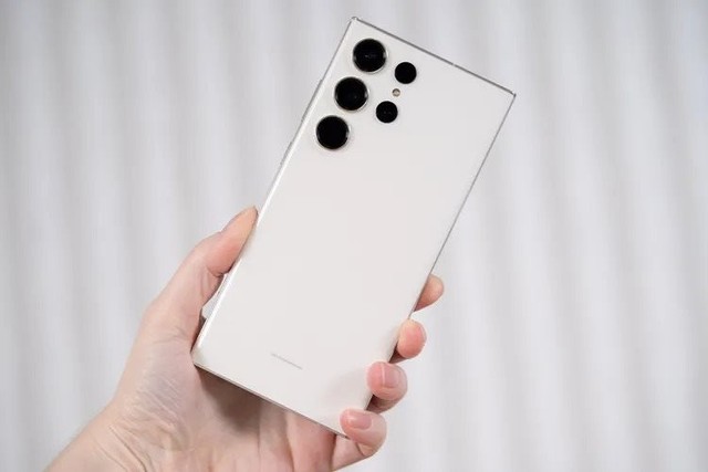 Galaxy S23 Ultra ra mắt với cấu hình đỉnh nhất từ trước đến nay, camera nâng cấp, giá từ 32 triệu đồng đối đầu iPhone 14 Pro Max - Ảnh 1. Galaxy S23 Ultra ra mắt với cấu hình đỉnh nhất từ trước đến nay, camera nâng cấp, giá từ 32 triệu đồng đối đầu iPhone 14 Pro Max - Ảnh 1.