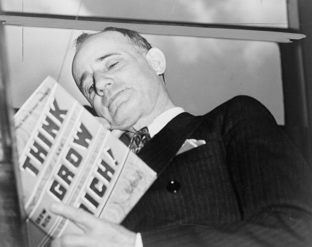 Sự thật gây sốc về Napoleon Hill - tác giả cuốn ‘Think and Grow Rich’, người khai sáng dòng sách self help: Là kẻ lừa đảo không hơn không kém, cuộc đời kịch tính hơn phim - Ảnh 1. Sự thật gây sốc về Napoleon Hill - tác giả cuốn ‘Think and Grow Rich’, người khai sáng dòng sách self help: Là kẻ lừa đảo không hơn không kém, cuộc đời kịch tính hơn phim - Ảnh 1.