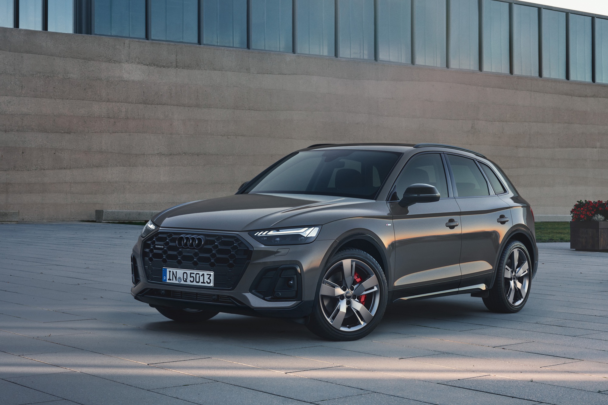 Audi Q5 thêm bản mới tại Việt Nam sau gần 3 năm 'im hơi lặng tiếng': Giá 2,299 tỷ, nâng cấp trang bị đấu GLC, X3- Ảnh 1. Audi Q5 thêm bản mới tại Việt Nam sau gần 3 năm 'im hơi lặng tiếng': Giá 2,299 tỷ, nâng cấp trang bị đấu GLC, X3- Ảnh 1.