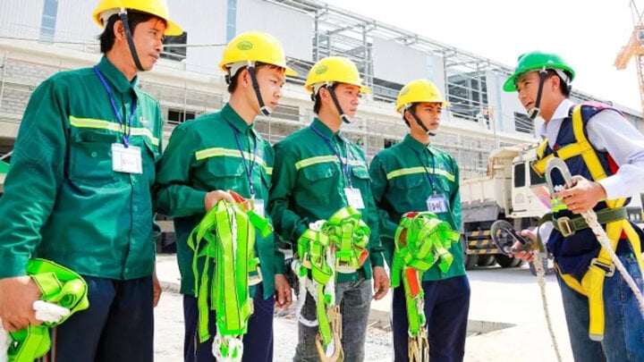 Đâu là ngành nghề nặng nhọc, độc hại và nguy hiểm nhất hiện nay? - Ảnh 1. Đâu là ngành nghề nặng nhọc, độc hại và nguy hiểm nhất hiện nay? - Ảnh 1.