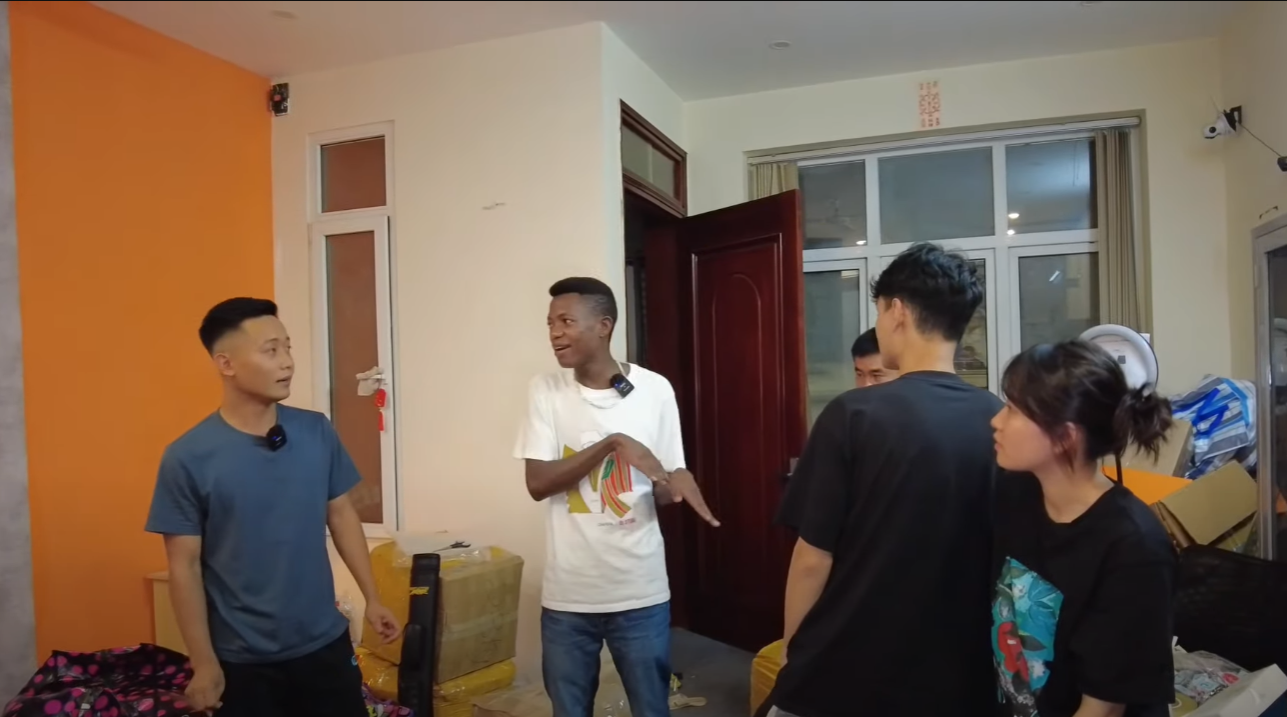 Lí do Quang Linh Vlogs phải quay trở về Angola gấp, hóa ra liên quan đến người bạn châu Phi - Ảnh 1. Lí do Quang Linh Vlogs phải quay trở về Angola gấp, hóa ra liên quan đến người bạn châu Phi - Ảnh 1.