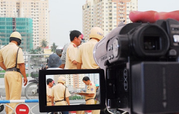 Có được quay phim, chụp hình CSGT đang làm nhiệm vụ? - Ảnh 1. Có được quay phim, chụp hình CSGT đang làm nhiệm vụ? - Ảnh 1.