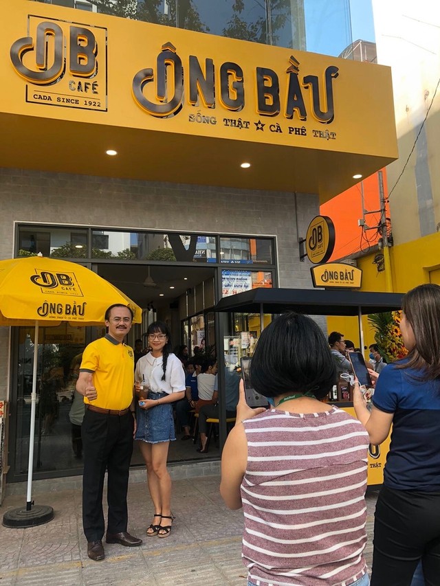 Cà phê Ông Bầu của bộ 3 bầu Hải, bầu Đức và bầu Thắng từng gây náo loạn ngày khai trương hiện tại ra sao? - Ảnh 1. Cà phê Ông Bầu của bộ 3 bầu Hải, bầu Đức và bầu Thắng từng gây náo loạn ngày khai trương hiện tại ra sao? - Ảnh 1.