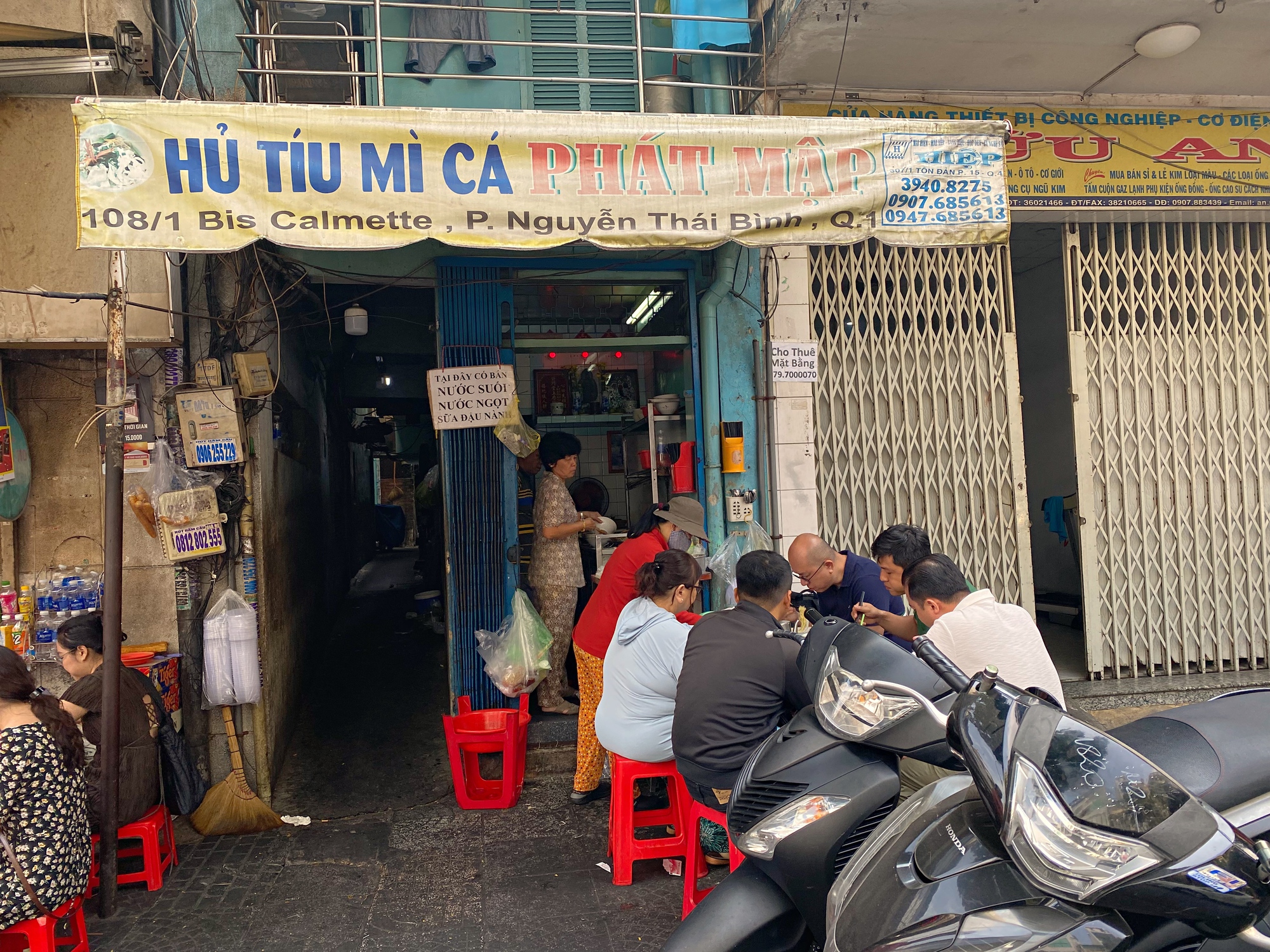 Tiệm hủ tiếu mì cá 80 năm ở Quận 1 đến ăn phải chấp nhận nguyên tắc "thay chỗ" - Ảnh 1. Tiệm hủ tiếu mì cá 80 năm ở Quận 1 đến ăn phải chấp nhận nguyên tắc "thay chỗ" - Ảnh 1.