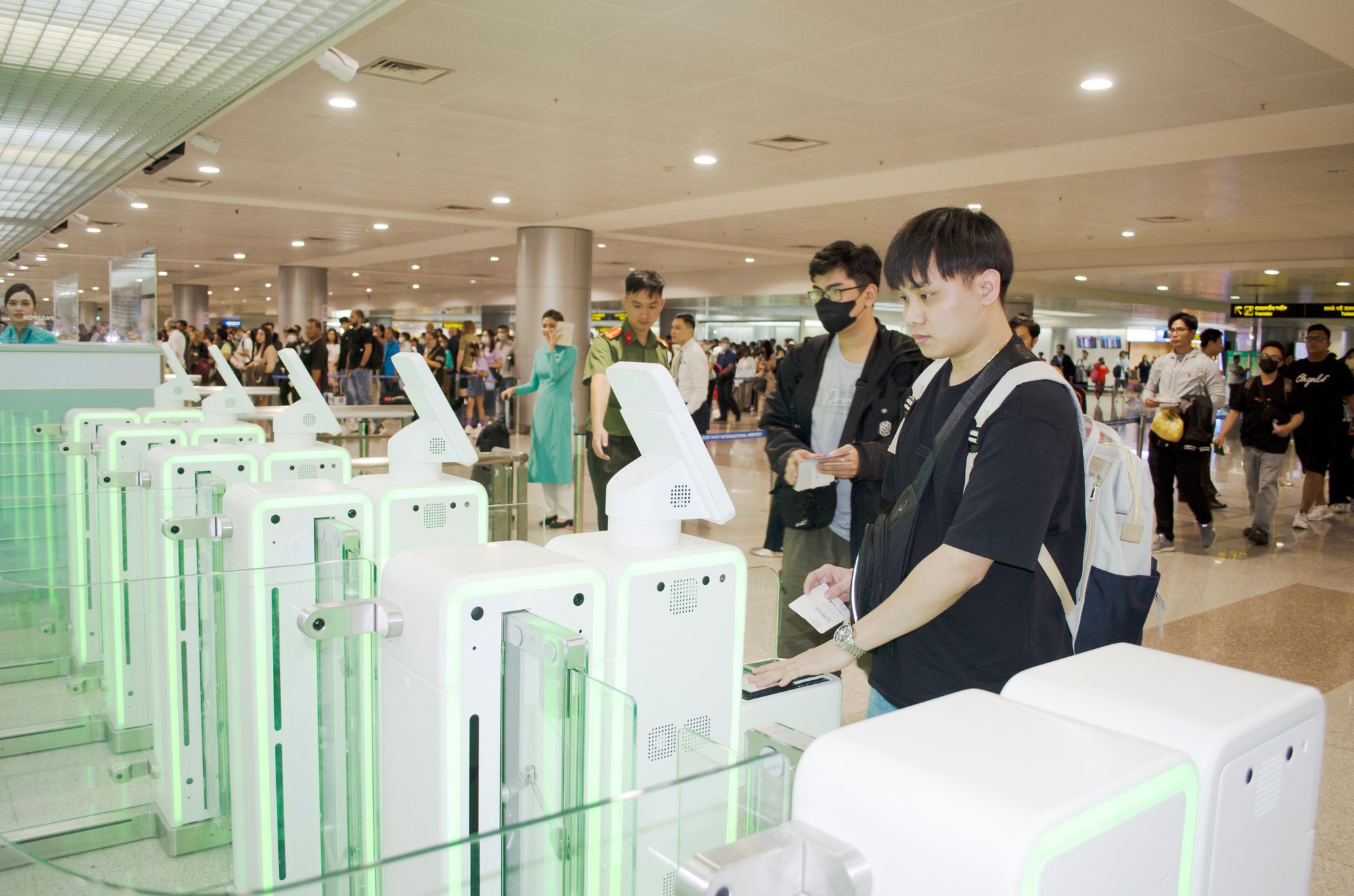 Khách bay làm thủ tục quét hộ chiếu tự động ở sân bay Tân Sơn Nhất cách nào? - Ảnh 2. Khách bay làm thủ tục quét hộ chiếu tự động ở sân bay Tân Sơn Nhất cách nào? - Ảnh 2.