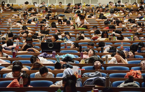 Một Trung Quốc mất ngủ: Giới trẻ rơi vào vòng luẩn quẩn ngủ ngày cày đêm - Ảnh 1. Một Trung Quốc mất ngủ: Giới trẻ rơi vào vòng luẩn quẩn ngủ ngày cày đêm - Ảnh 1.