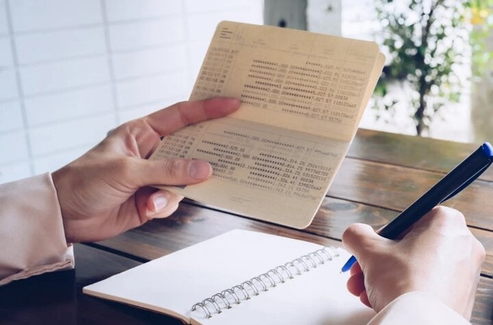 Vợ có được rút tiền từ sổ tiết kiệm đứng tên chồng?- Ảnh 1. Vợ có được rút tiền từ sổ tiết kiệm đứng tên chồng?- Ảnh 1.