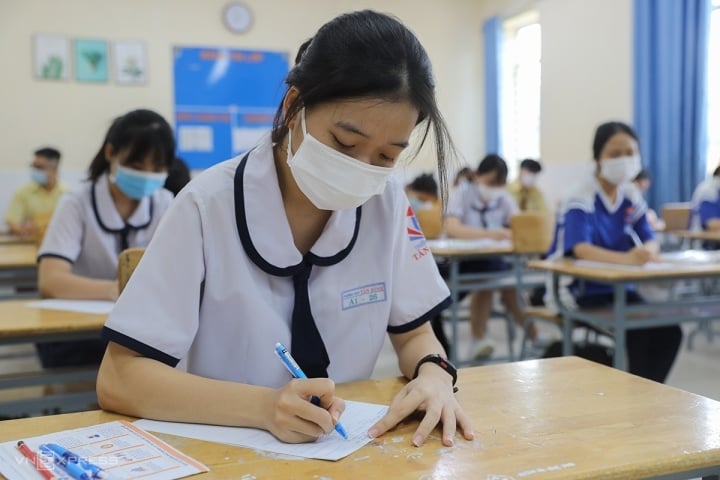 Thi tốt nghiệp THPT năm 2025 sẽ gồm cả môn học bắt buộc và tự chọn - Ảnh 1. Thi tốt nghiệp THPT năm 2025 sẽ gồm cả môn học bắt buộc và tự chọn - Ảnh 1.