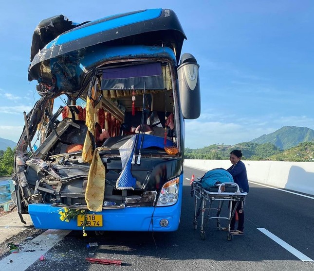 Xe khách gặp nạn trên cao tốc Nha Trang-Cam Lâm, 2 người tử vong, nhiều người bị thương - Ảnh 1. Xe khách gặp nạn trên cao tốc Nha Trang-Cam Lâm, 2 người tử vong, nhiều người bị thương - Ảnh 1.
