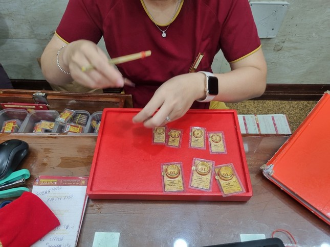 Lý do 'cháy' vàng nhẫn, giá tăng liên tục- Ảnh 1. Lý do 'cháy' vàng nhẫn, giá tăng liên tục- Ảnh 1.