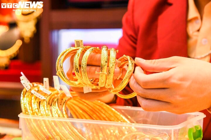 Giá vàng ngừng tăng 'nóng', có nên xuống tiền đầu tư?- Ảnh 1. Giá vàng ngừng tăng 'nóng', có nên xuống tiền đầu tư?- Ảnh 1.