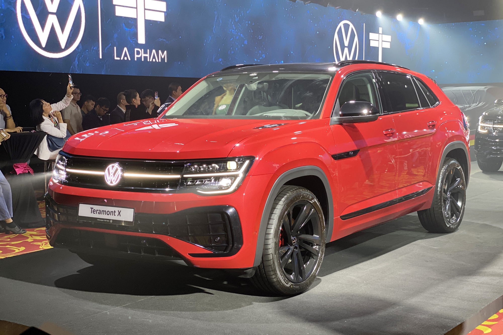 VW Teramont X ra mắt Việt Nam: Giá từ 1,998 tỷ, 2 phiên bản, nhiều công nghệ, đấu Explorer bằng giá rẻ hơn đúng 1 triệu đồng- Ảnh 1. VW Teramont X ra mắt Việt Nam: Giá từ 1,998 tỷ, 2 phiên bản, nhiều công nghệ, đấu Explorer bằng giá rẻ hơn đúng 1 triệu đồng- Ảnh 1.