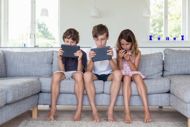 WHO khuyến cáo trẻ 1 tuổi tuyệt đối không xem tivi, trẻ hơn 2 tuổi cực kỳ hạn chế: 7 cách bảo vệ con trước cám dỗ Internet - Ảnh 1. WHO khuyến cáo trẻ 1 tuổi tuyệt đối không xem tivi, trẻ hơn 2 tuổi cực kỳ hạn chế: 7 cách bảo vệ con trước cám dỗ Internet - Ảnh 1.