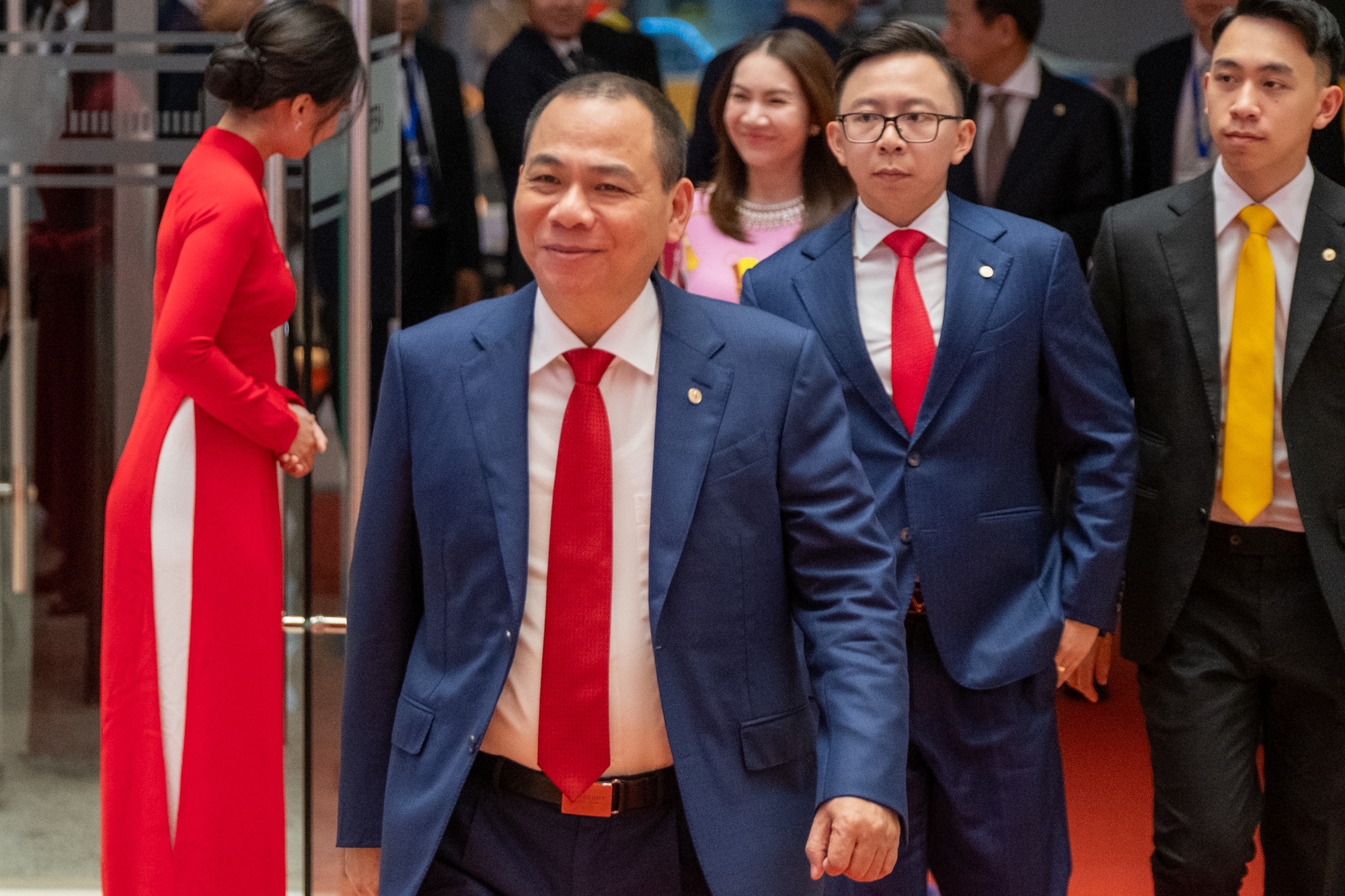 Khoảnh khắc 3 bố con tỷ phú Phạm Nhật Vượng chung một khung hình: Hiếm có và đắt giá!- Ảnh 1. Khoảnh khắc 3 bố con tỷ phú Phạm Nhật Vượng chung một khung hình: Hiếm có và đắt giá!- Ảnh 1.