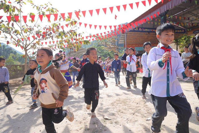 CHIN-SU mang cơm có thịt đặc biệt lên vùng cao, “tiếp sức học trò, tiếp lửa thầy cô”- Ảnh 1. CHIN-SU mang cơm có thịt đặc biệt lên vùng cao, “tiếp sức học trò, tiếp lửa thầy cô”- Ảnh 1.