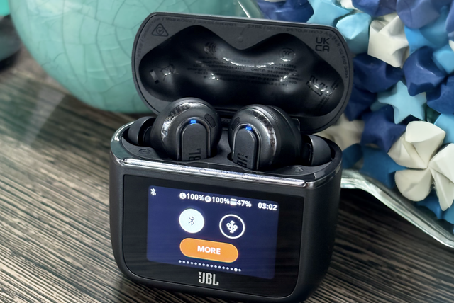 Khám phá JBL Tour Pro 3 với hộp sạc cảm ứng, nghe nhạc liên tục 44 giờ- Ảnh 1. Khám phá JBL Tour Pro 3 với hộp sạc cảm ứng, nghe nhạc liên tục 44 giờ- Ảnh 1.